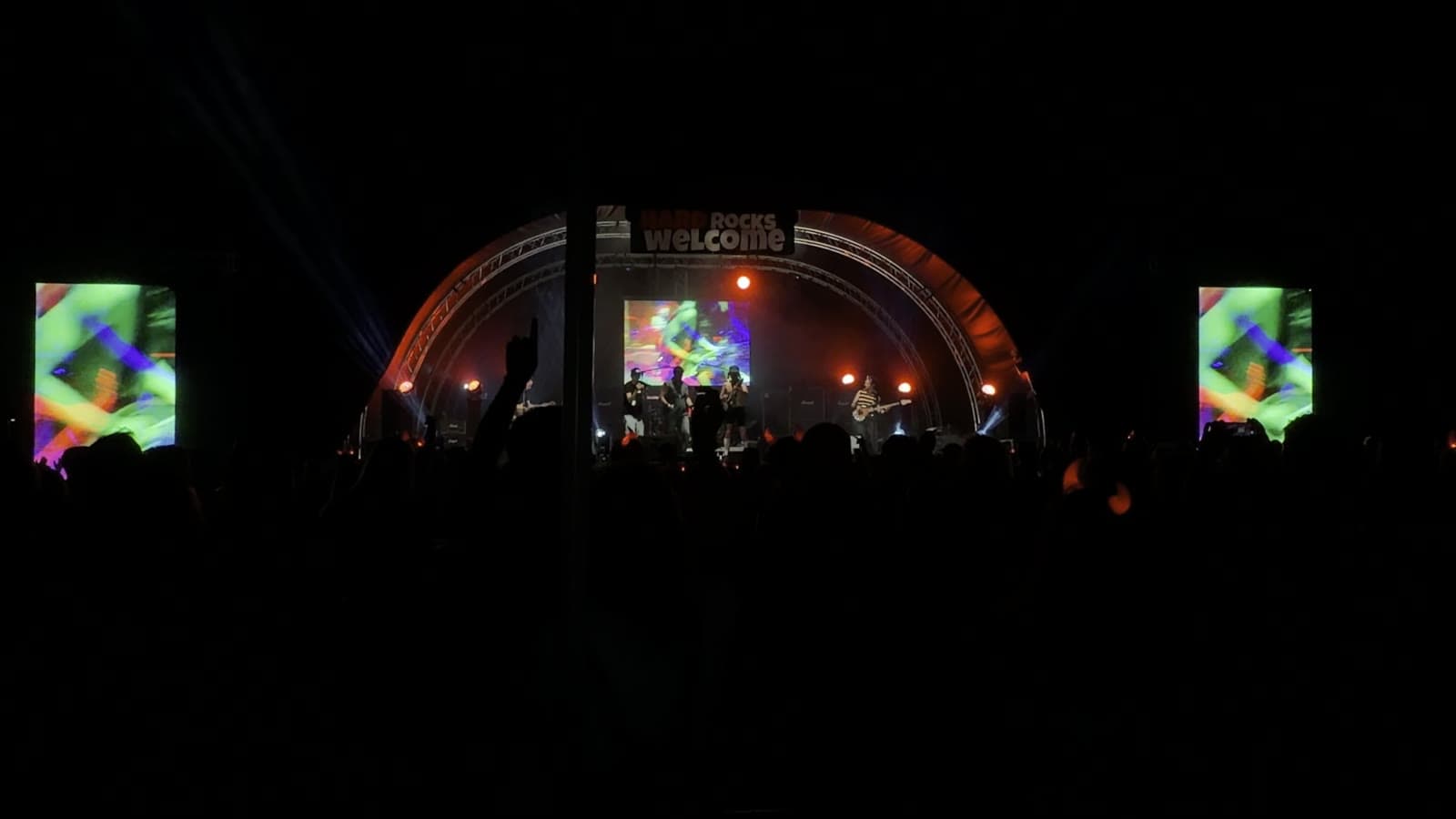 Hard Rocks 2026: Bühne mit zwei LED-Wänden bei Nacht